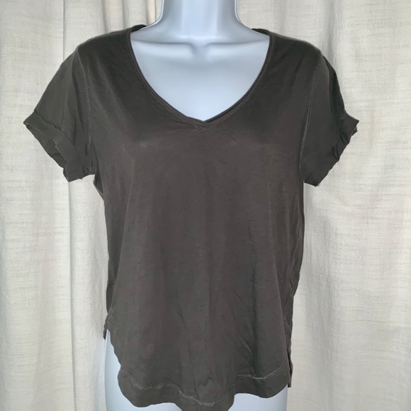 NWOT- Splendid Cuffed V-Neck Tonal Detail Tee!! - Picture 3 of 8